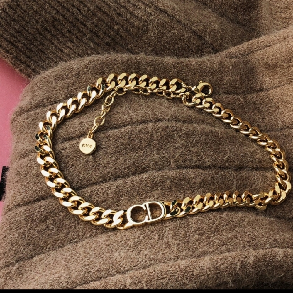 Not selling I'm in search CD chain choker